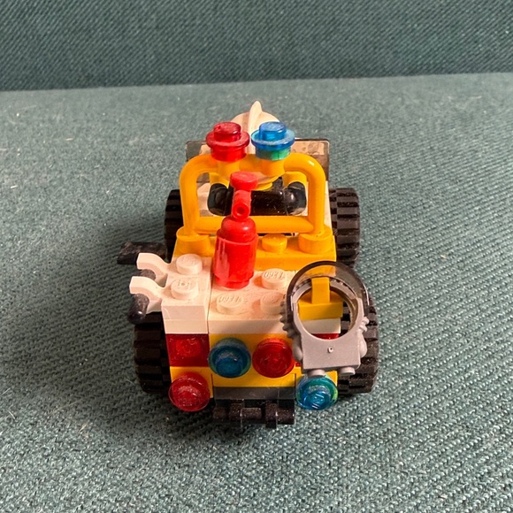 LEGO Emergency Response Vehicles with Two Minifigures - Picture 5 of 10
